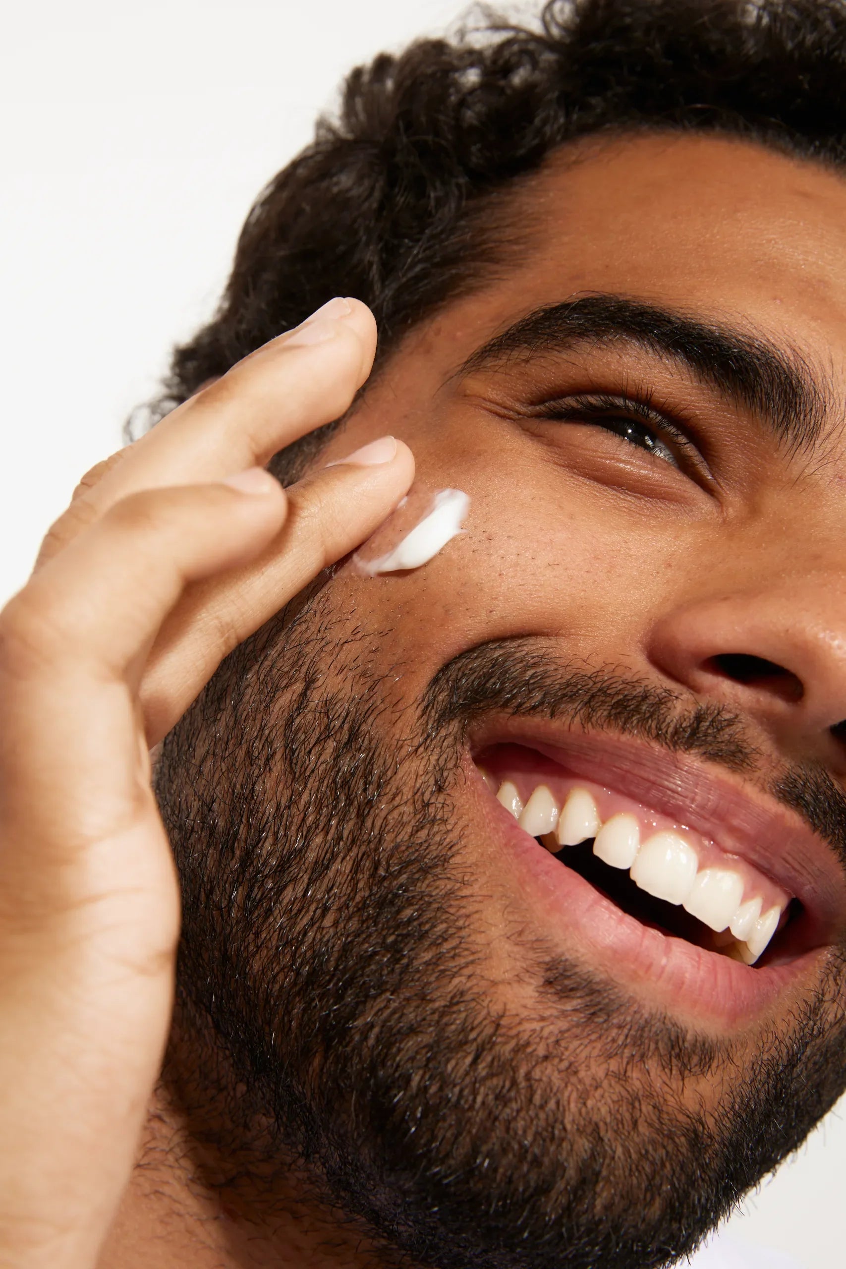 Rotina de Cuidados com a Pele para Homens com Barba